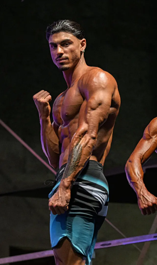 Il Coach Manu Trere in Palestra durante un suo Allenamento di Bicipiti con Bilanciere nel 2023