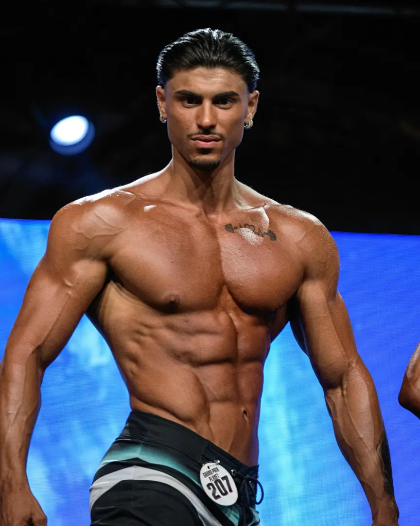 Il Coach Manu Trere in Palestra durante un suo Allenamento di Bicipiti con Bilanciere nel 2023